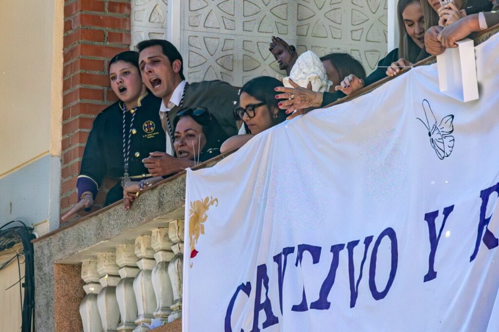 Personas celebrando la liberación de un preso en Jueves Santo en Melilla