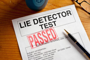 Documento de prueba de detector de mentiras con la palabra aprobado