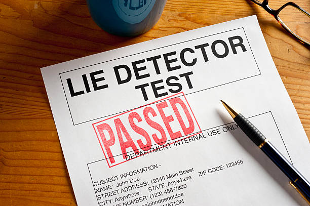 Documento de prueba de detector de mentiras con la palabra aprobado