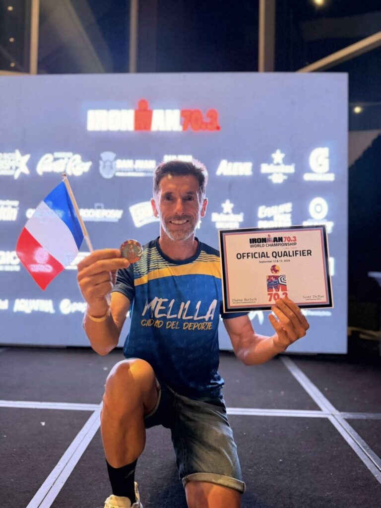 Luismi Ruiz mostrando su medalla y certificado de clasificación para el Mundial