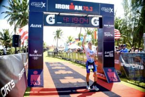 Luismi Ruiz celebrando su victoria en el IRONMAN 70.3 de Puerto Rico
