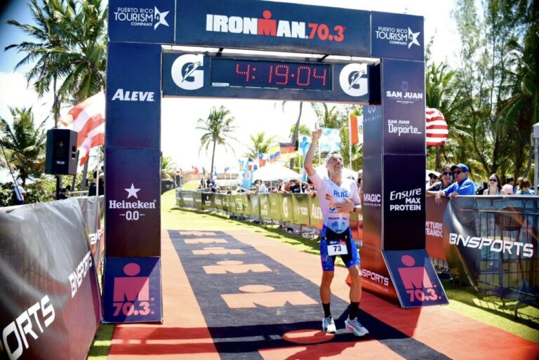 Luismi Ruiz celebrando su victoria en el IRONMAN 70.3 de Puerto Rico
