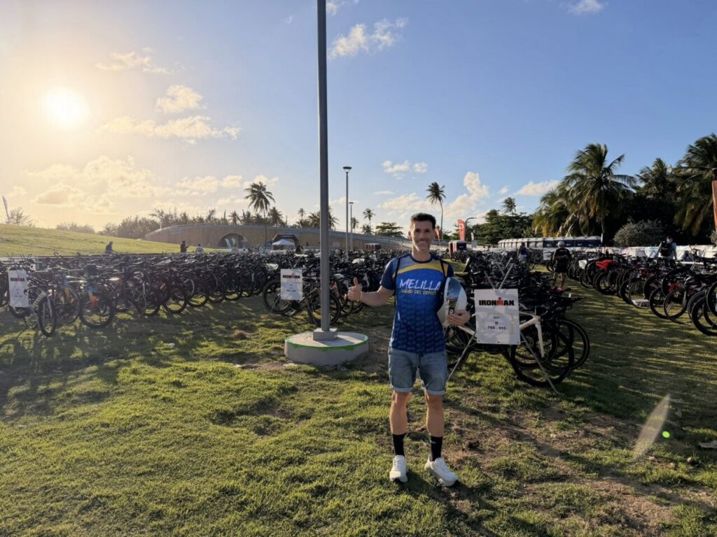 Luismi Ruiz posando en el evento IRONMAN 70.3 en Puerto Rico