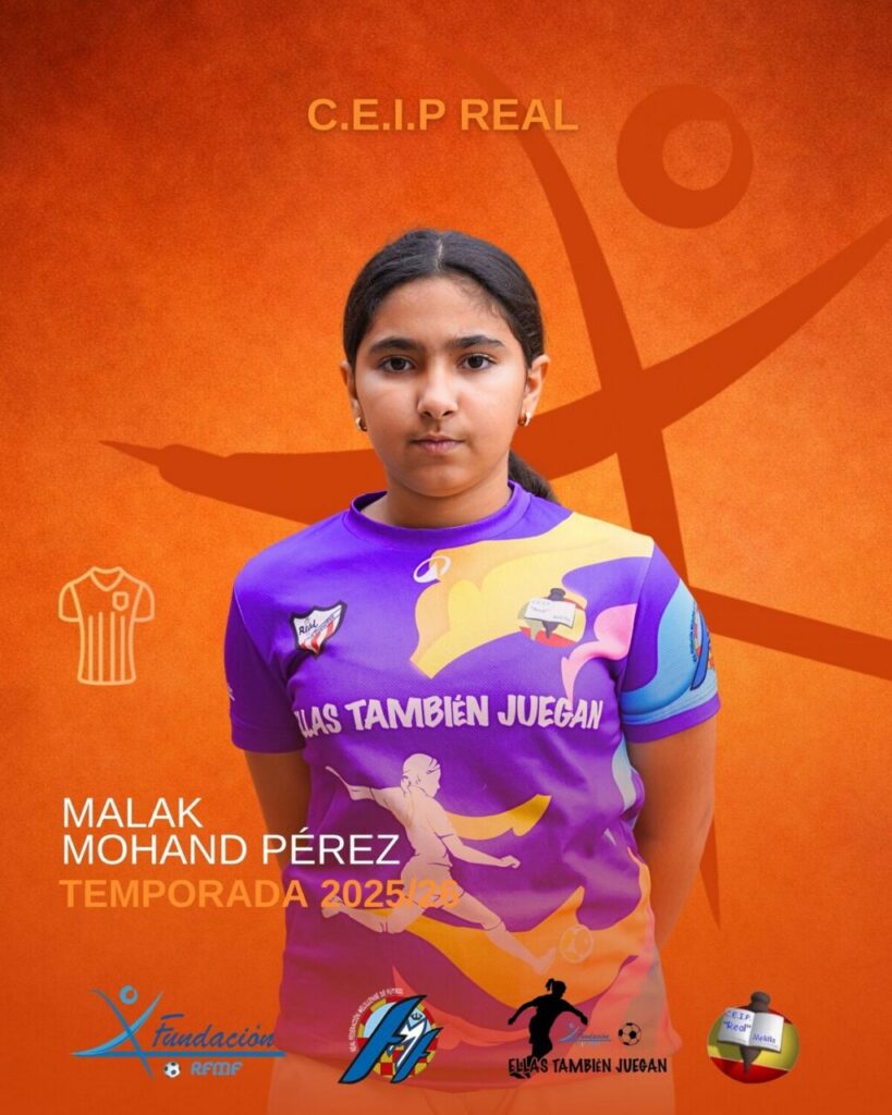 Niña en camiseta de fútbol sala del CEIP Real en la Liga Escolar Femenina