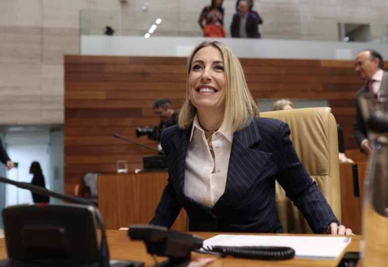 María Guardiola sonriendo durante su investidura como presidenta
