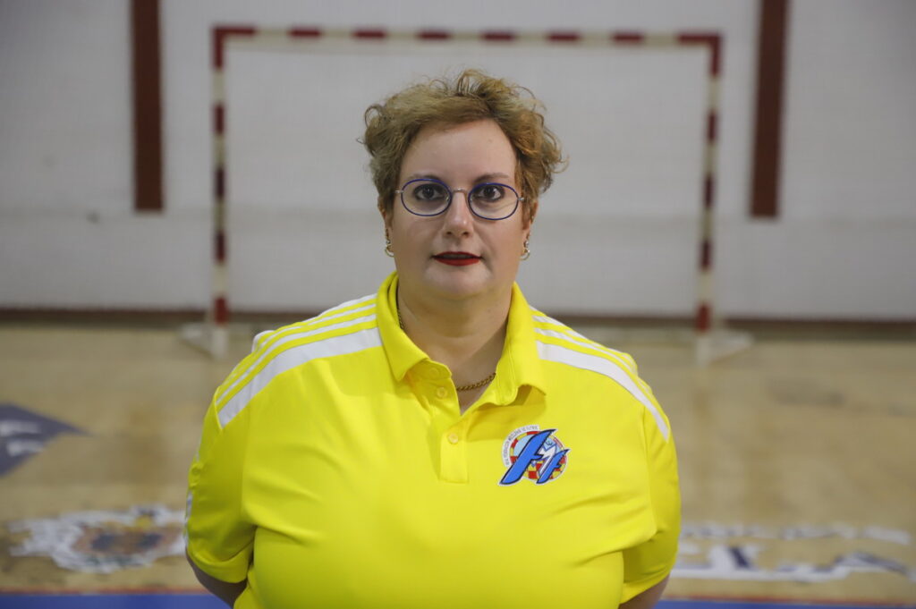 Mujer con camiseta amarilla en un gimnasio