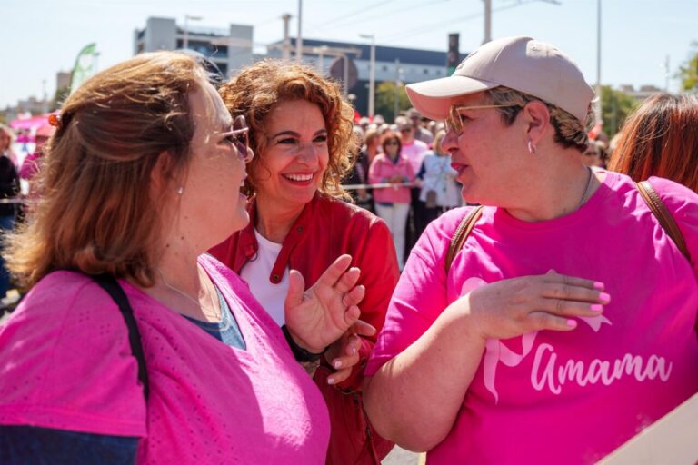 María Jesús Montero en una manifestación con mujeres vestidas de rosa