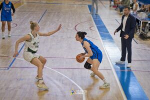 Jugadora de baloncesto en acción durante un partido.