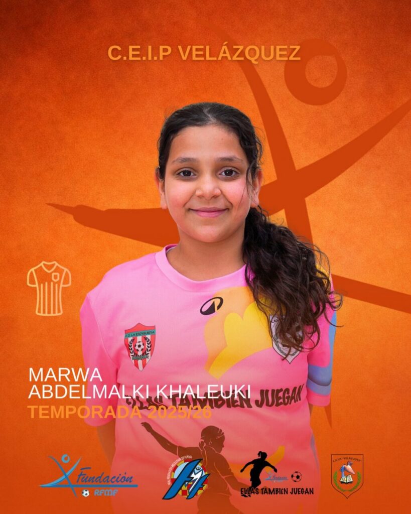 Jugadora Marwa Abdelmalki del CEIP Velázquez en uniforme de fútbol sala