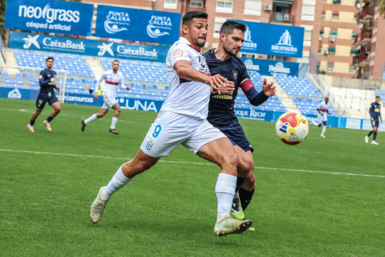 Mati Chavarría en un partido de fútbol con la U.D. Melilla