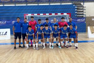 Equipo de fútbol sala MCD C.F. Rusadir posando en el pabellón