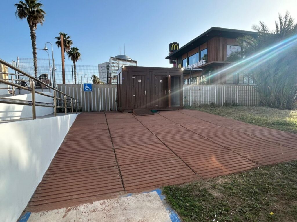Instalaciones accesibles en la playa de San Lorenzo con pasarelas y rampas.