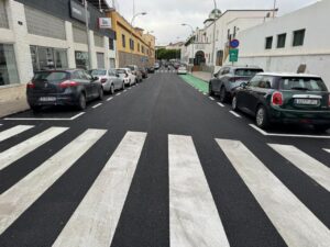 Vista del asfalto nuevo y pintado en la calle del colegio Reyes Católicos