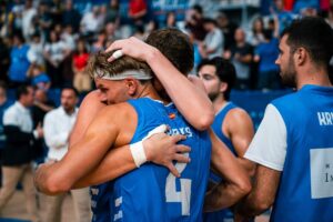 Jugadores del Club Melilla Baloncesto abrazándose tras un partido