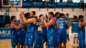 Jugadores del Melilla Baloncesto celebrando una victoria en la cancha