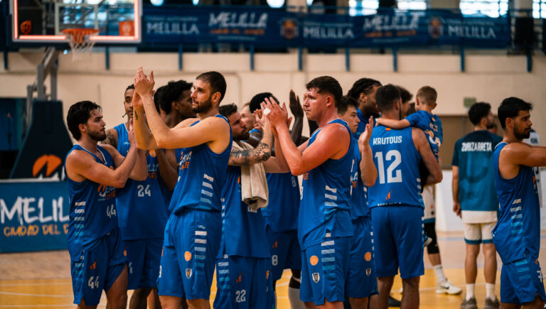 Jugadores del Melilla Baloncesto celebrando una victoria en la cancha