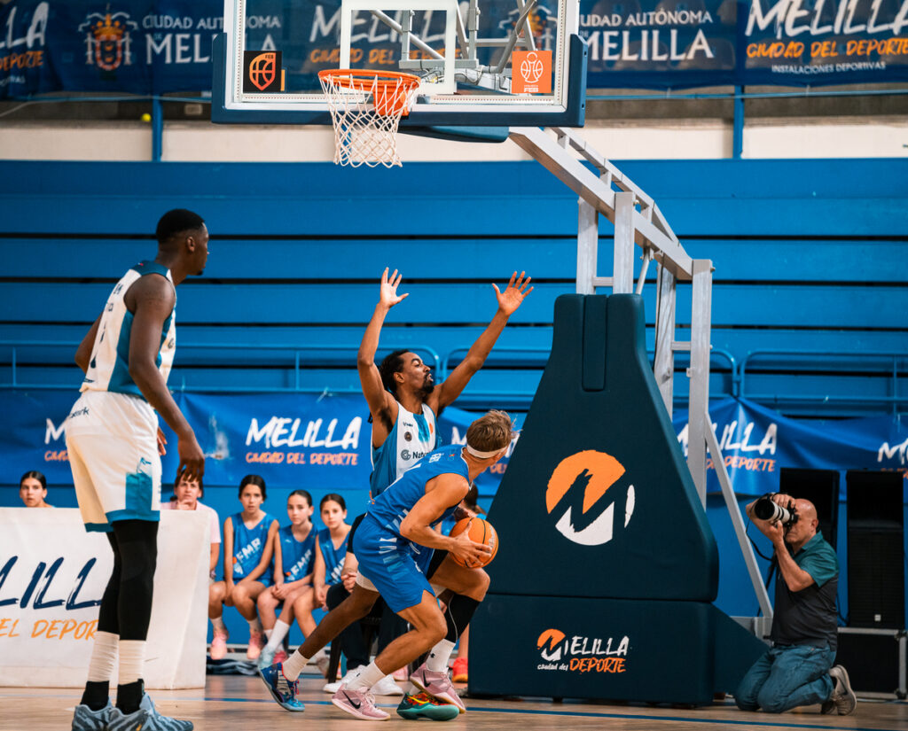 Jugadores de baloncesto en acción durante un partido en Melilla
