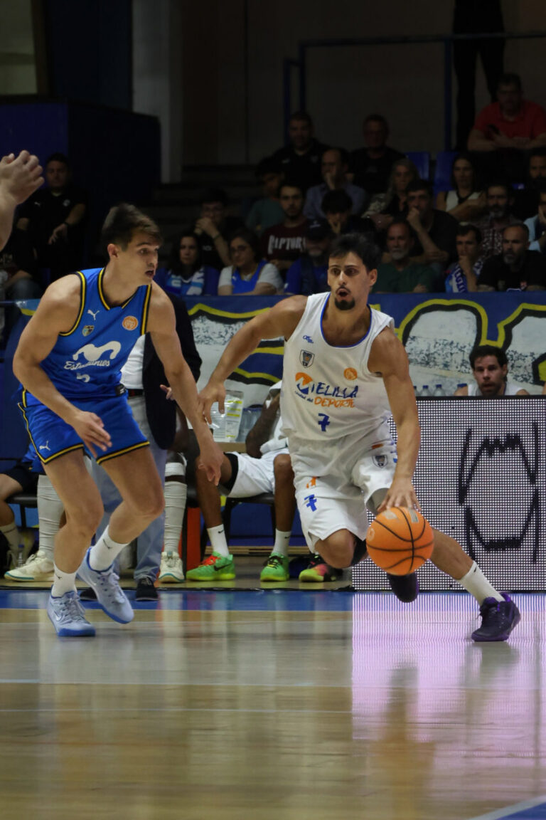 Jugadores de baloncesto en acción durante un partido entre Melilla y Estudiantes.