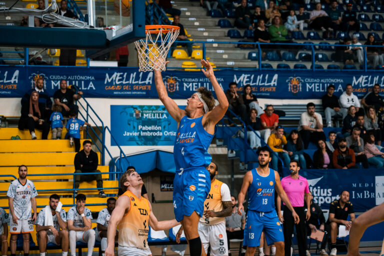 Jugador de baloncesto en acción durante un partido en Melilla