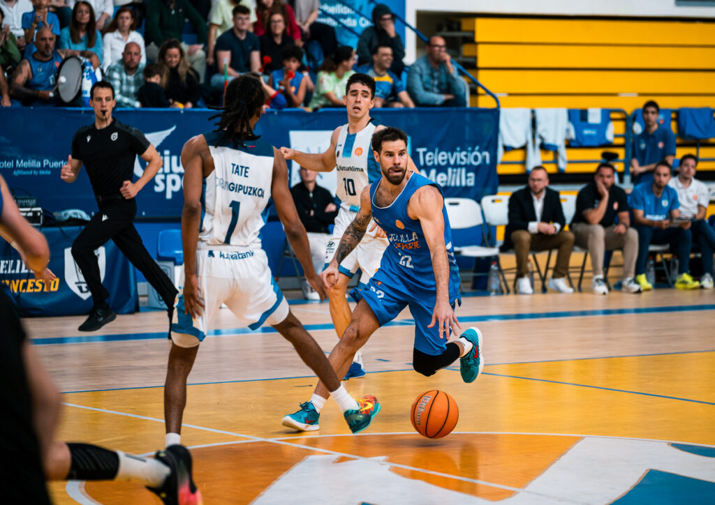 Jugadores de baloncesto en un partido en Melilla