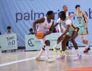 Jugadores de baloncesto compiten en un partido en Son Moix.