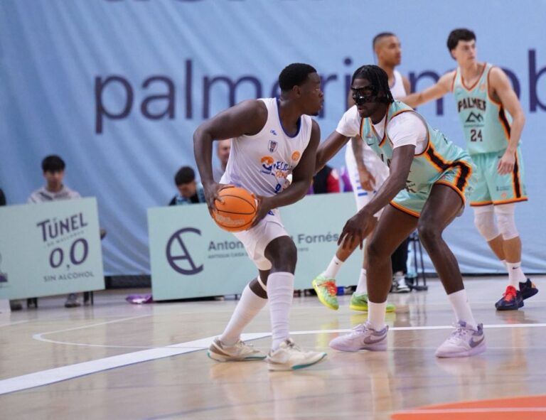 Jugadores de baloncesto compiten en un partido en Son Moix.
