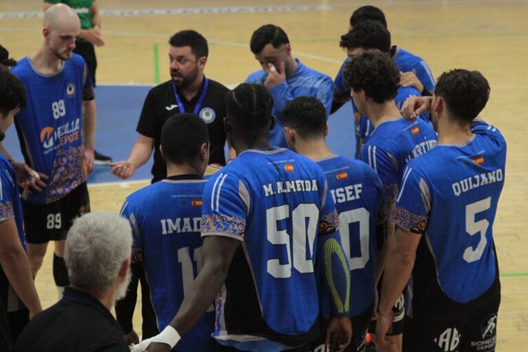 Entrenador y jugadores del Club Melilla Balonmano en reunión táctica