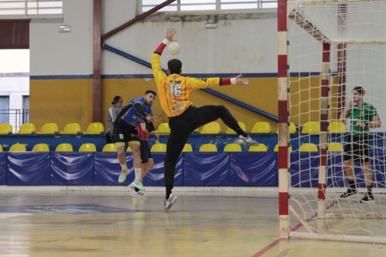 Jugador del Melilla Balonmano lanzando a portería durante un partido