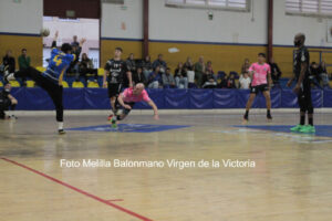 Jugadores de balonmano en acción durante un partido emocionante en Melilla.