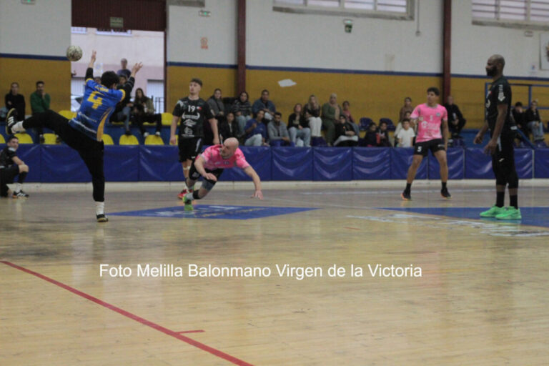 Jugadores de balonmano en acción durante un partido emocionante en Melilla.
