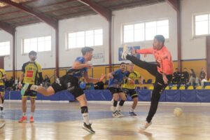 Jugadores del Melilla BM en acción durante un partido de balonmano