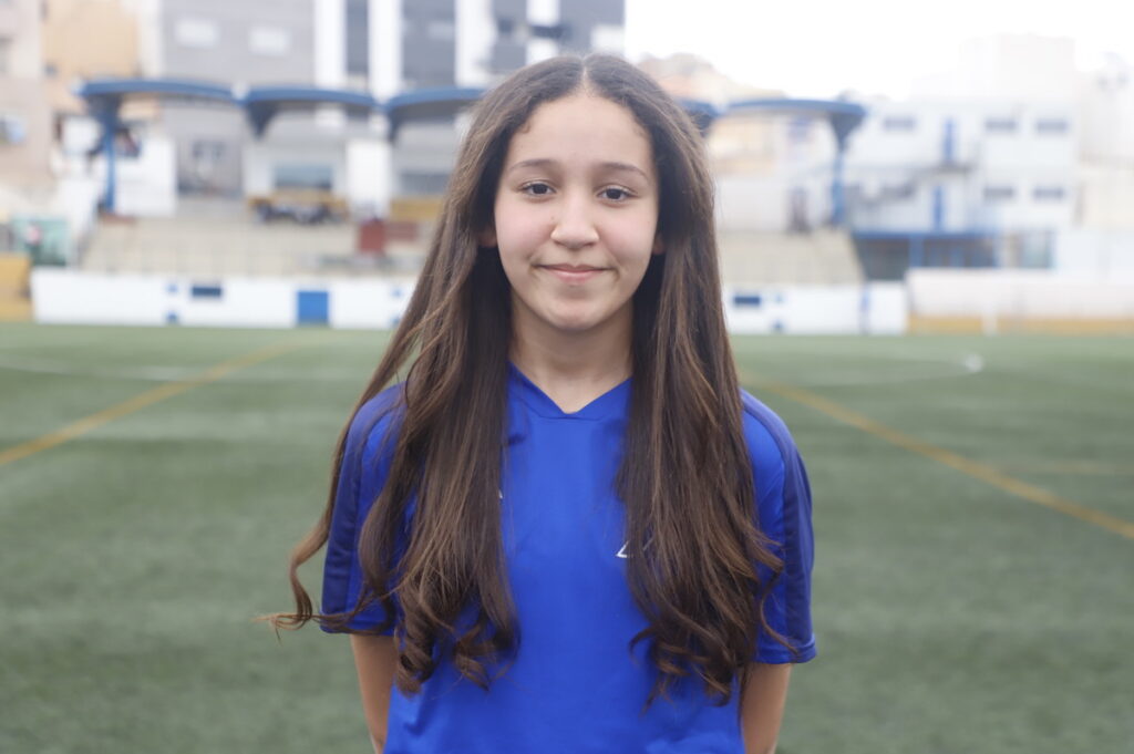 Jugadora del equipo femenino Sub-12 de Melilla en el campo de fútbol