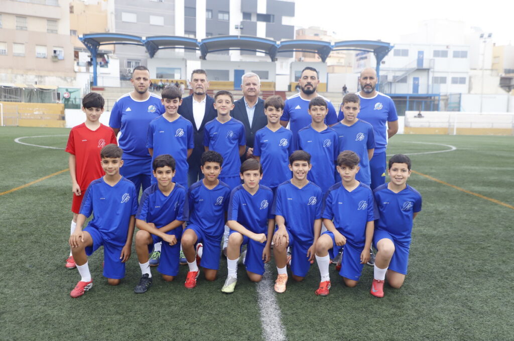 Equipo de fútbol Sub-12 de Melilla posando en el campo