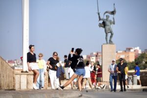 Turistas posando frente a la estatua de Pedro de Estopiñán en Melilla