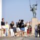 Turistas posando frente a la estatua de Pedro de Estopiñán en Melilla