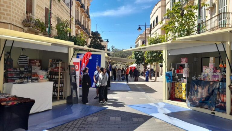 Vista de un mercado en Melilla con personas y puestos de venta