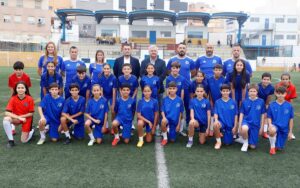 Equipo de fútbol sub-12 de Melilla posando en el campo