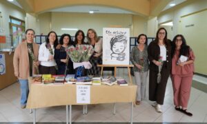 Celebración del Día del Libro en Melilla con flores y libros.