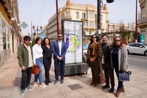Grupo de personas frente a un cartel del Día Mundial de la Danza en Melilla.