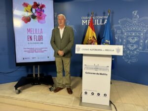 Presentación del evento Melilla en Flor con un hombre y un cartel