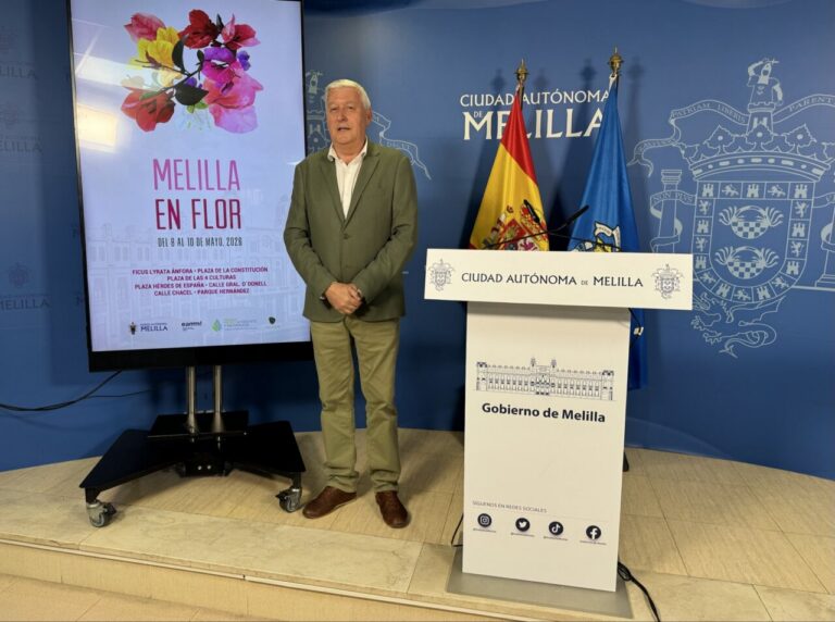 Presentación del evento Melilla en Flor con un hombre y un cartel