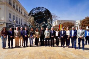 Inauguración de la escultura Nuevo Mundo en Melilla con autoridades locales