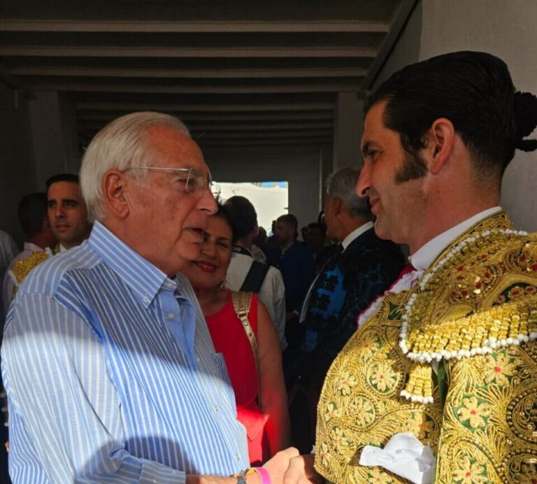 Encuentro entre Imbroda y Morante en evento taurino en Melilla