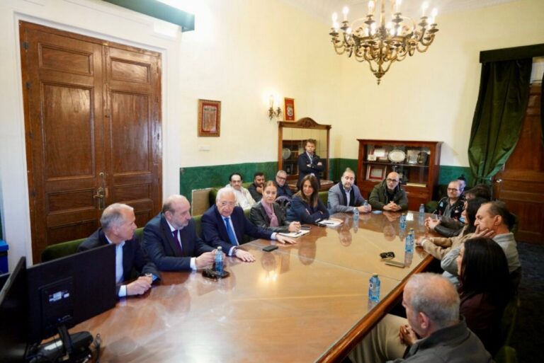 Reunión del Gobierno local de Melilla para recibir cruceros turísticos.
