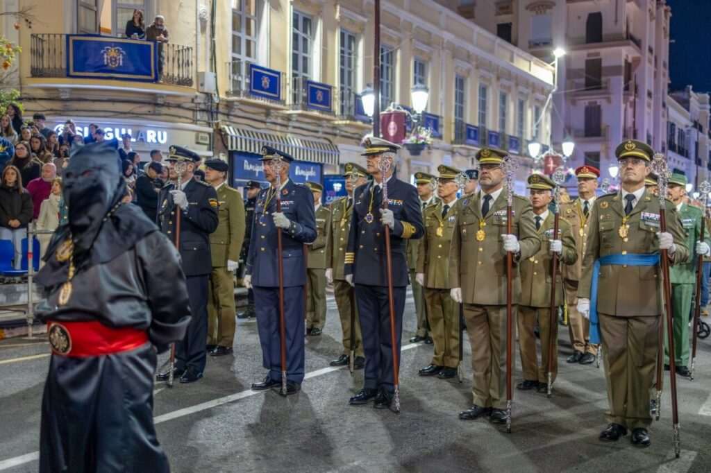 Cofrades y militares en la procesión del Humillado en Melilla