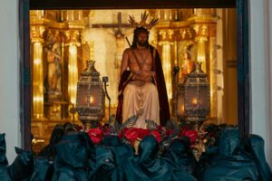 Imagen de la procesión del Humillado en Melilla con cofrades y luces