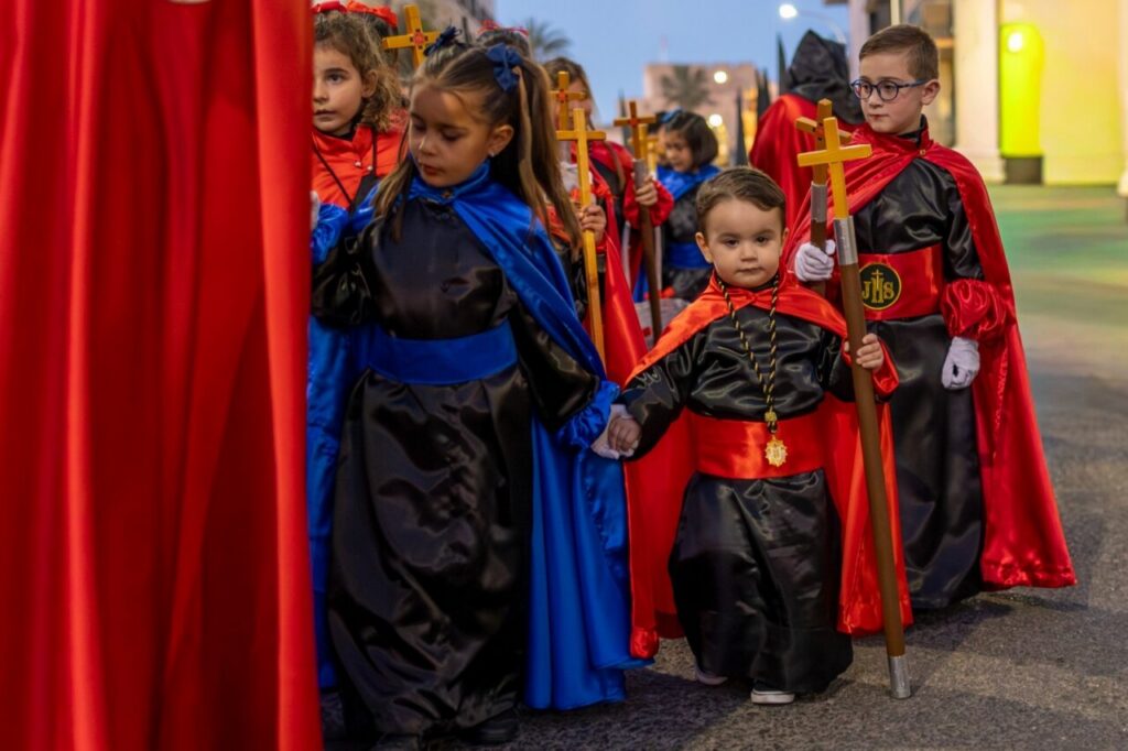 Niños vestidos de cofrades en la procesión del Humillado en Melilla