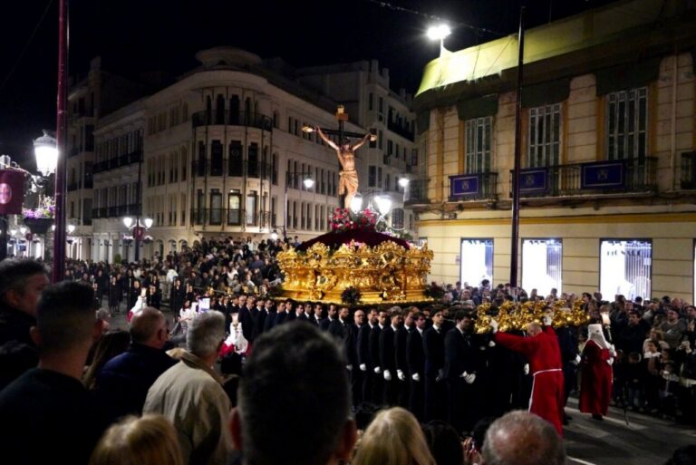 Procesión del Santísimo Cristo en Melilla con multitud de asistentes