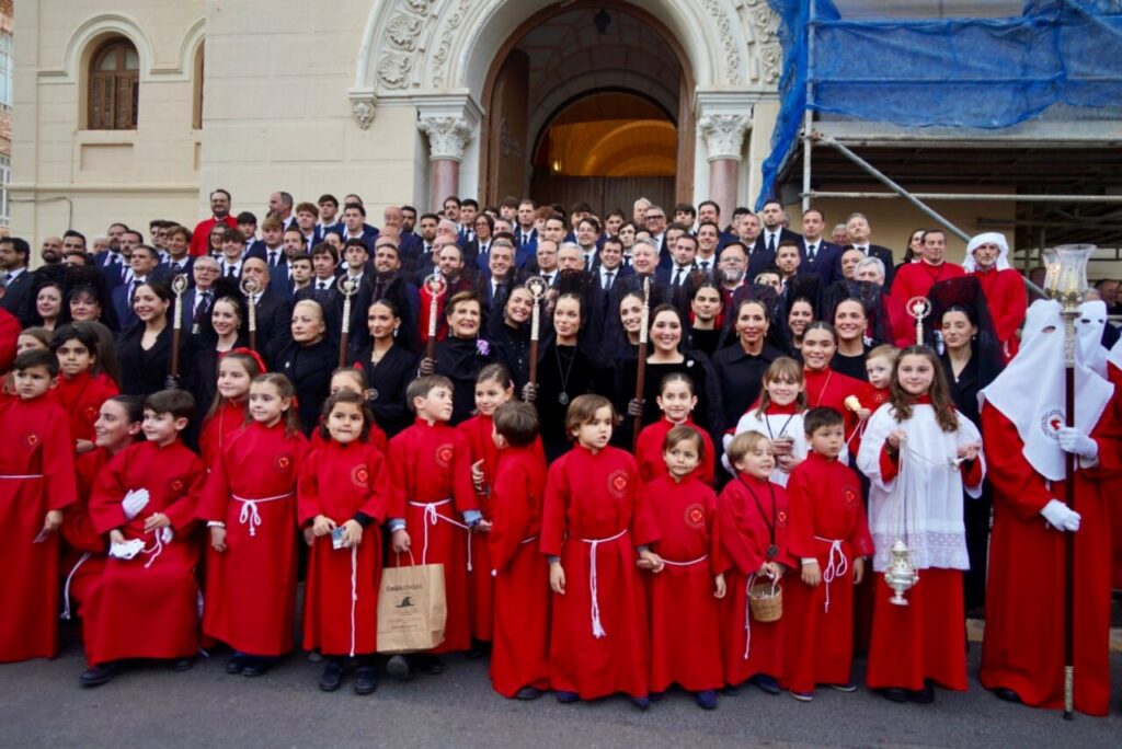 Grupo de personas en la Plaza Menéndez Pelayo durante la celebración del Jueves Santo