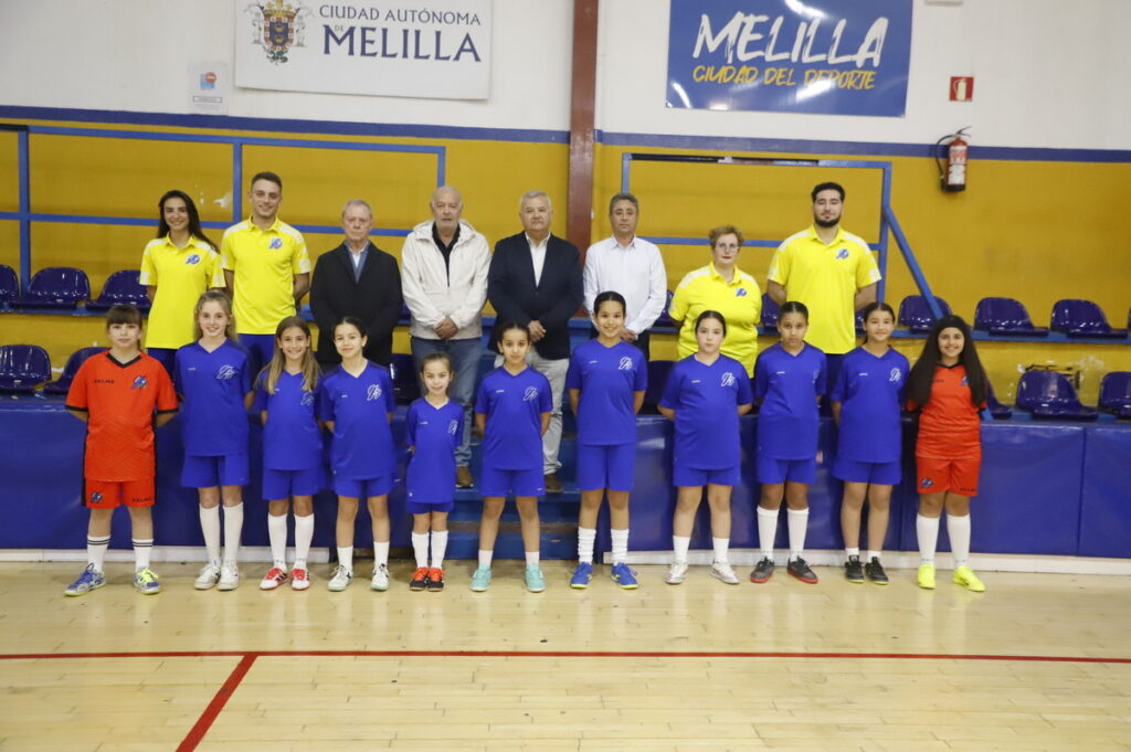 Equipo femenino sub 10 de fútbol sala en Melilla posando en el gimnasio